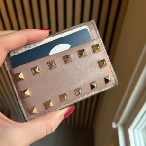 Valentino korthållare  - Korthållare från valentino, nypris ca 3000. Köptes för många år sedan så har tyvärr inte kvar kvitto mm. 