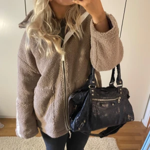 Beige teddyjacka med dragkedja - Mysig beige teddyjacka i mycket bra skick. Perfekt för att hålla sig varm och snygg under kyliga dagar! Okänt märke men liknar den från HM💕💕