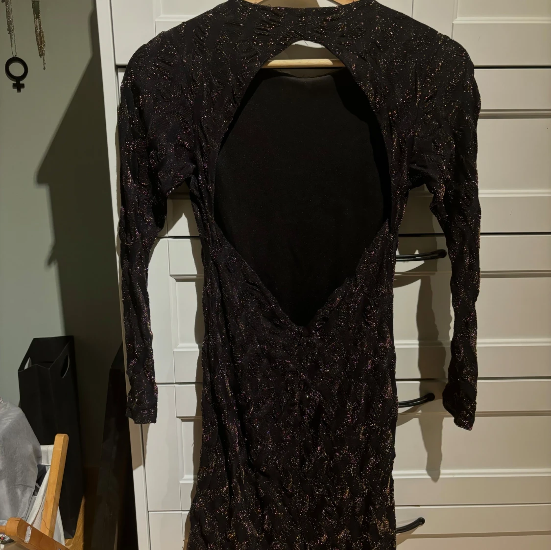Svart-och guldglittrig klänning från zara - 90