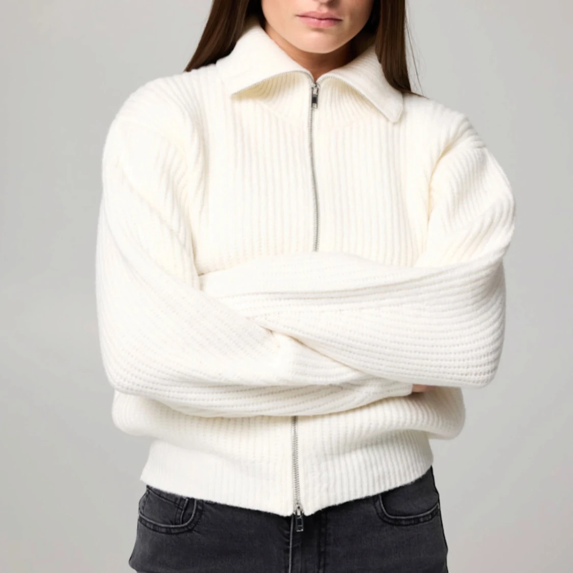 Vit stickad tröja med dragkedja