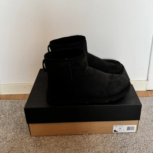 UGG Classic mini - UGGS i storlek 44 och i mycket fint skick (9/10). Passar perfekt höst/vinter då den besitter snygghet, likaså otrolig komfort med sina varma insida av ull. Pris 1400kr, diskuterbart vid snabb affär! 