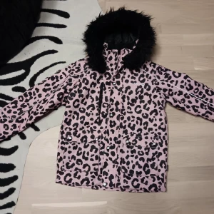 Nordbjörn skid/vinterjacka stl 140 - Jättefin skid- eller vinterjacka från Nordbjörn i rosa leopardmönster. Finns även stl 130