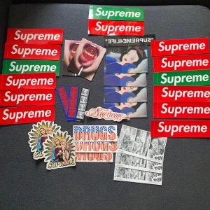 Supreme klistermärken och kort - Säljer en samling av Supreme klistermärken och kort. Inkluderar klassiska röda och gröna Supreme klistermärken samt unika kort med motiv av Snövit. Perfekt för att dekorera din laptop, skateboard eller vägg. Alla i nytt skick och redo att användas!