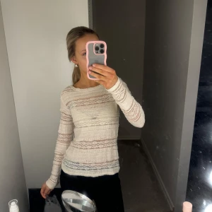 vit spets tröja - jättefin tröja som tyvärr är för stor då den sitter mer som en S än XS. ifrån h&m❣️❣️
