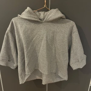 Kroppad hoodie  - Barn hoodie som jag klippt till Kroppad. 