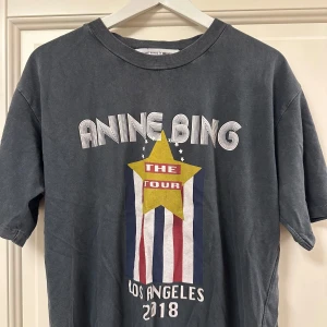 Grå t-shirt från Anine Bing x Gina Tricot - Säljer en grå t-shirt från Anine Bing x Gina Tricot med tryck❤️Den är i 100% bomull och har en avslappnad passform. Perfekt för en casual look ! 🎸