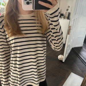 Randig tröja från Lisa Yang - Säljer en superfin randig tröja från Lisa Yang i storlek 1. Den är vit med svarta ränder och har långa ärmar. Tröjan är aldrig använd och i mycket bra skick! Priset är alltid diskuterbart vid snabb affär 🥰