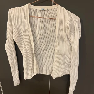 Kroppad kofta  - Mysig vit Kroppad kofta från eve🤩