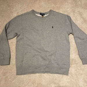 Ralph Lauren college tröja  - Säljer min Ralph Lauren tröja. Skick 9/10 ⭐️ Passar dig som är runt 170cm lång Säljer pga den är för liten och vill bli av med den. Ny pris: 1000kr  Mitt pris: 299kr (Tveka inte att ställa några frågor) 