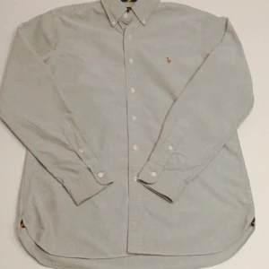 Grå skjorta från Ralph Lauren - Säljer en grå/ljusblå skjorta från Ralph Lauren i mycket bra skick. Storlek M, inga defekter 