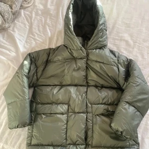 Grön vinterjacka - Säljer denna jätte snygga och sköna vinter jackan! Väldigt fin färg och passform. 💚Hör av er om ni har frågor. Pris kan diskuteras!