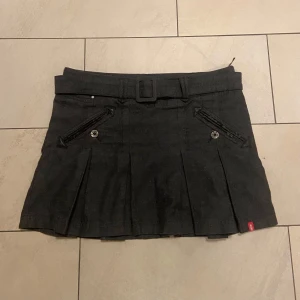 Svart kortkjol med bälte - supersnygg svart kortkjol med bälte och veckade detaljer, skriv för mått! 