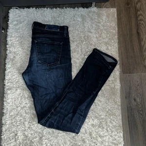 Jacob Cohen jeans  - Tja! Säljer mina Jacob cohen jeans då dom är för små, skick 8/10 modell Slim fit pris 650 och i en riktigt unik och fet färg mörkblå!