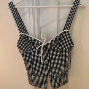 Zara topp - Supersöt slutsåld topp från zara i storlek s, använd 1 gång🥰 