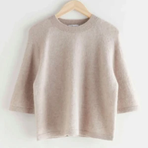 &other stories - Säljer en supermysig beige stickad tröja med trekvartsärm. Använd några gånger med kvaliten är som nuy. Kom privat för egna bilder ❤️
