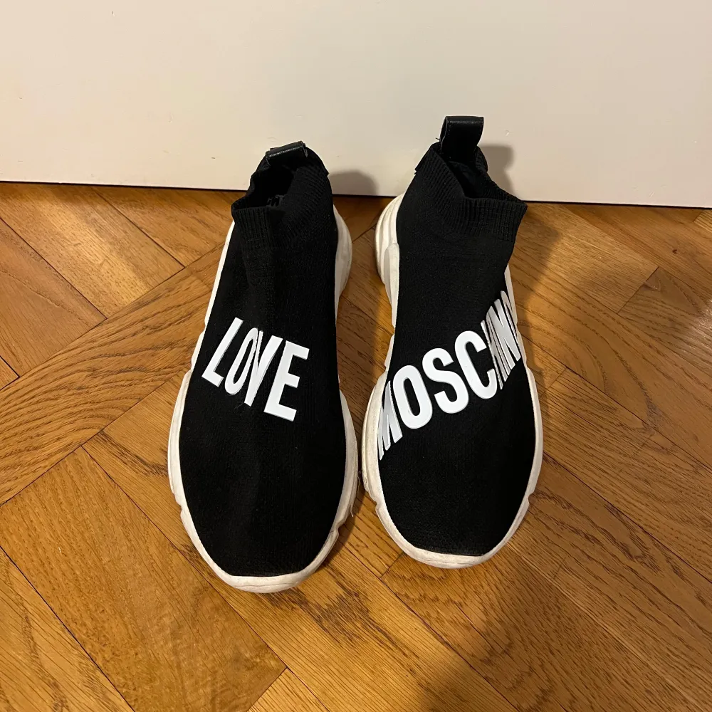 Snygga svarta sneakers från Love Moschino med vit text på ovansidan. De har en chunky vit sula och är i bra skick (har använts några gånger)🤍 . Skor.