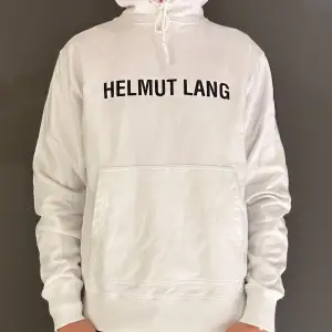 Tja säljer nu denna otroligt eftertraktade hoodien! | skick:10/10 aldrig använd | nypris: 5000 | model: Helmut Lang hoodie |pris kan diskuteras/ Tveka inte på att höra av dig vid ytterligare frågor samt fler/bättre bilder!☺️