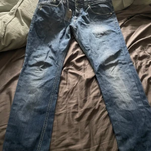 Blå jeansbyxor - Säljer ett par dondup jeans som är i ett väldigt bra skick! Dom är i storlek w34 men sitter som 32. Jag säljer dom pga av att dom är för små för mig därav priset! Hör av er för minsta fundering!