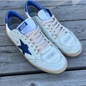 Golden goose skor - Tjena!🏄‍♂️ Säljer dessa tvärfeta golden goose skor i ett superskick (9/10 i skick)! Skorna har inga slitage eller stora tecken på användning. Modellen heter ballstar. Storlek 44 ( passar även 43) Endast skorna ingår i köpet. Har också äktighetsbevis. Om du har fler frågor är det bara att DMa mig!🙌🏼.                                        mvh Vidar