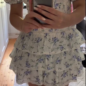 Blommig Zara klänning - Säljer denna fina zara klänningen i storlek M