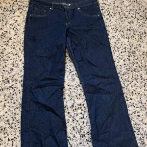 Säljer ett par snygga mörkblå bootcut jeans från märket &Denim i storlek 44. Lågmidjade. Använda ett par gånger men är i bra skick! Små i storlek!