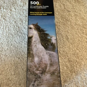 3D Lentikulärt Pussel med vita hästar - Säljer ett coolt 3D lentikulärt pussel med 500 bitar från The Purple Cow. Motivet visar vita hästar från Camargue som springer genom vatten. Perfekt för åldrarna 6-99 år. Pusslet är stort och mäter 90x60 cm när det är klart. En rolig utmaning för alla pusselälskare! Köparen betar frakten. 