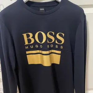 Hugo Boss Sweatshirt Använd tre gånger och är i garderoben bara och dammar 