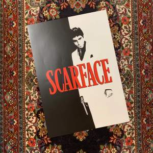 Säljer en cool affisch med motiv från filmen Scarface. Affischen har en svartvit design med den ikoniska titeln i rött. Perfekt för filmälskare som vill ha en klassisk touch i rummet. köp 1 för 80 kr eller 2 för 100 kr. 