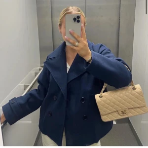 Mörkblå Kappa - En super snygg o h mysig mörkblå/marinblå kappa ifrån design by si. I fint skick och i storlek Xs/S💕