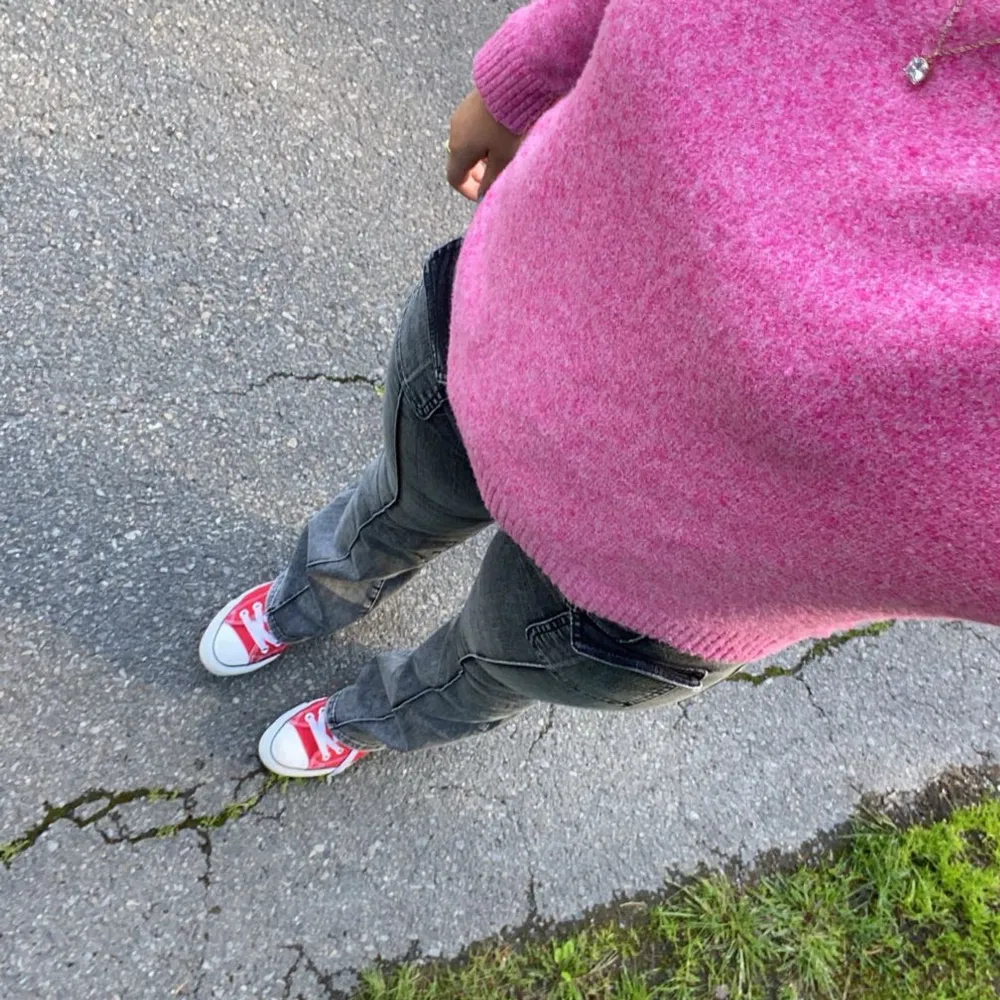 Gråa, lågmidjade bootcut jeans i strl 40, men skulle säga att dom är strl 38! De är från Nelly och är i toppen skick! (Knappt använda) Skriv för fler bilder eller frågor!❤️Nypris:700kr. Jeans & Byxor.