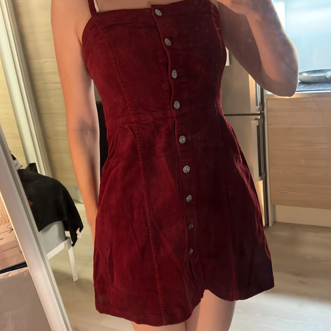 Vinröd manchesterklänning med knappar stl 38 H&M