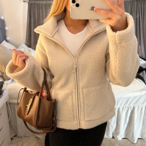 Slutsåld teddyjacka  - Prislappen kvar , aldrig använd !🩷