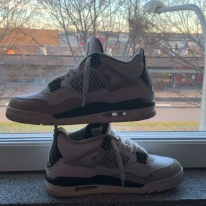 Nike Air Jordans i vitt och svart - Säljer ett par klassiska Nike Air Jordans i vitt och svart. Skorna har en snygg design med snörning och den ikoniska Jumpman-loggan på hälen. Perfekta för både vardag och fest! De är i bra skick och redo för en ny ägare.