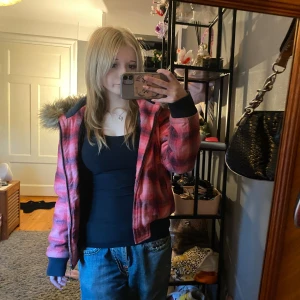 Rutig y2k hoodie/ jacka med fluffig krage‼️ - Super fin jacka/ tjock hoodie som är varm och passar bra till hösten, vintern och våren❤️den har inga defekter och är i storlek S