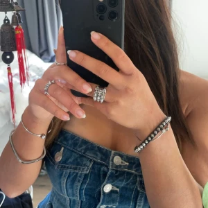 Edblad nitarmband - Nitarmband från Edblad. Svart med silvriga nitar. 