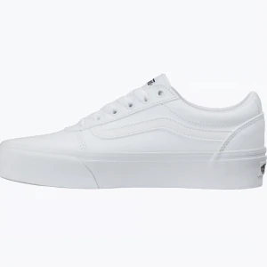 Vita sneakers från Vans - Säljer ett par klassiska vita sneakers från Vans i mycket bra skick. Bara används en gång, så helt som nya! Skriv för mer bilder😊
