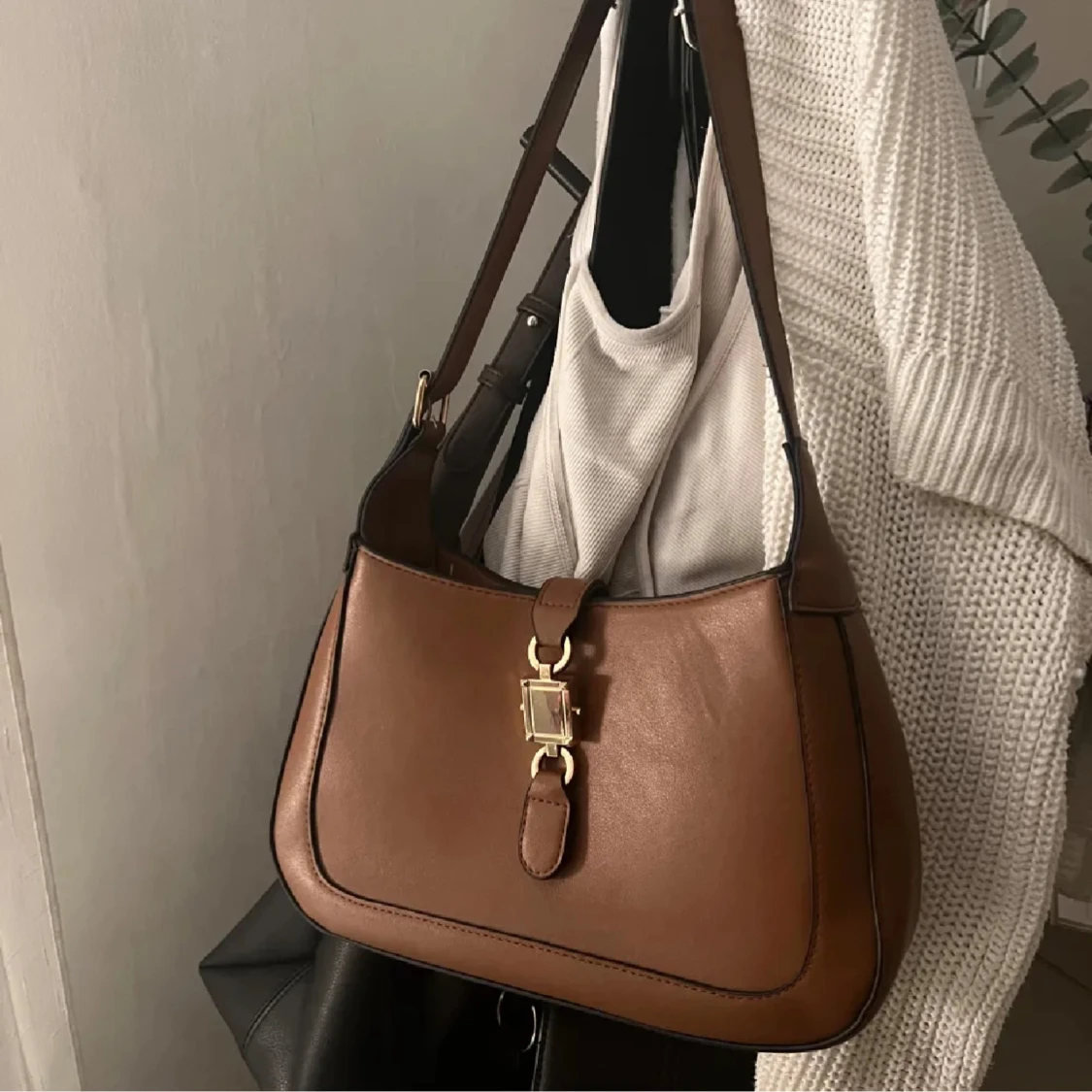 Brun axelväska med gulddetaljer - 91