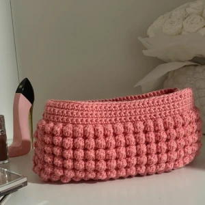 Makeup bag ✨🪞🤍 - Den perfekta julklappen eller presenten!                      Du kan själv bestämma färgen, storleken samt sätt att stänga (du kan välja mellan bland annat knapp eller dragkedja) Den är även fodrad på insidan! 