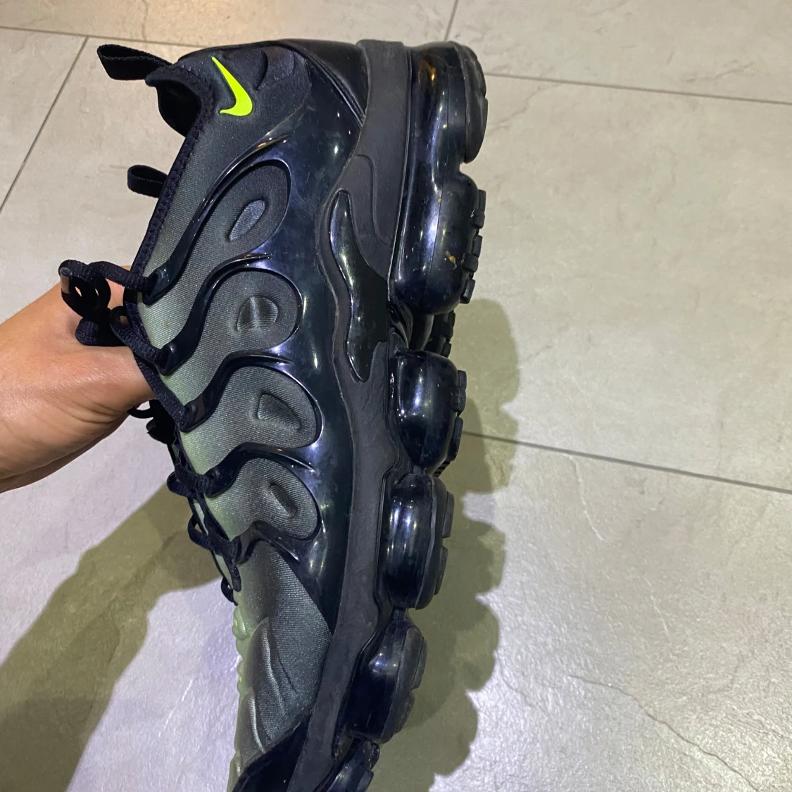 Nike Air Vapormax Plus i svart och grön - 90