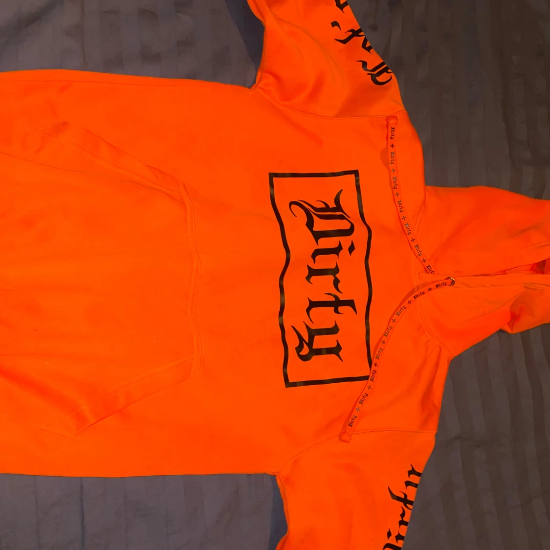 Orange hoodie med tryck - 90