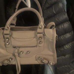 Balenciaga liknande väska - Jättefin grå balenciaga liknande väska som tyvärr inte kommer till användning. Bra skick!! Skriv för fler bilder💗