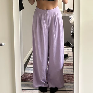 Lila byxor - Ett par tunna kostymbyxor som är jättesköna