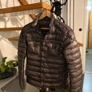 Moncler gregoire jacka. Skick 8/10 inga defekter. Riktigt snygg höst/vår jacka. Storlek 2 motsvarar S/M. Ny pris 10-15 tusen mitt pris 3299! Hör av vid fråga! 