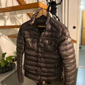 Moncler gregoire jacka - Moncler gregoire jacka. Skick 8/10 inga defekter. Riktigt snygg höst/vår jacka. Storlek 2 motsvarar S/M. Ny pris 10-15 tusen mitt pris 3299! Hör av vid fråga! 