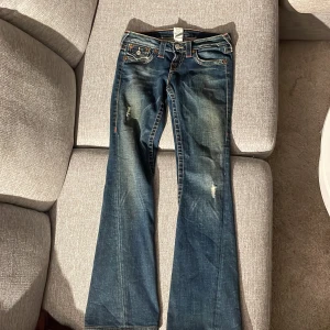 True religion jeans💗 - Super snygga jeans, köpa på vinted men säljer då de var för stora!💕 Storlek W26 Midjemått: 37cm rakt över           Innerbenslängd: 77cm  ⚠️inga bud under 800kr, och det är mina egna bilder!!⚠️