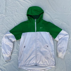 Vintage Nike windbreaker - Vintage Nike jacka som har använts sparsamt. Inga hål men lite fläckar på muddarna och lite lägre ner vid ryggen, inget som stör super mycket. Det vita är fortfarande vitt (den ser mer smutsig ut på bilden än vad den igentligen är). Storlek S