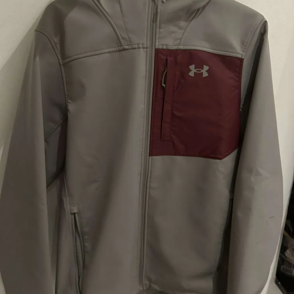 Hej,                                                                        Säljer min unika under armour jacka, då den har blivit lite på mig i storlek den är köpt för 1500kr, ganska ny i skick. Storlek s.. Jackor.