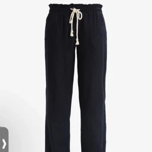 Roxy Linnebyxor - Snygga svarta byxor med en avslappnad passform och snörning i midjan. Linnebyxor från Roxy köpta i somras så nästan oanvända, har sprätt upp dem längst ner för att göra de längre därav priset.