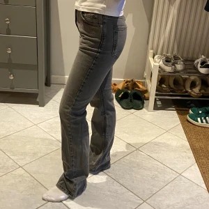 Gråa bootcut jeans - Säljer dessa superfina och sköna bootcuten jeansen från Gina då jag tyvärr inte får någon användning av dem. De är midwaist och är knappt använda så skicket är superbra.