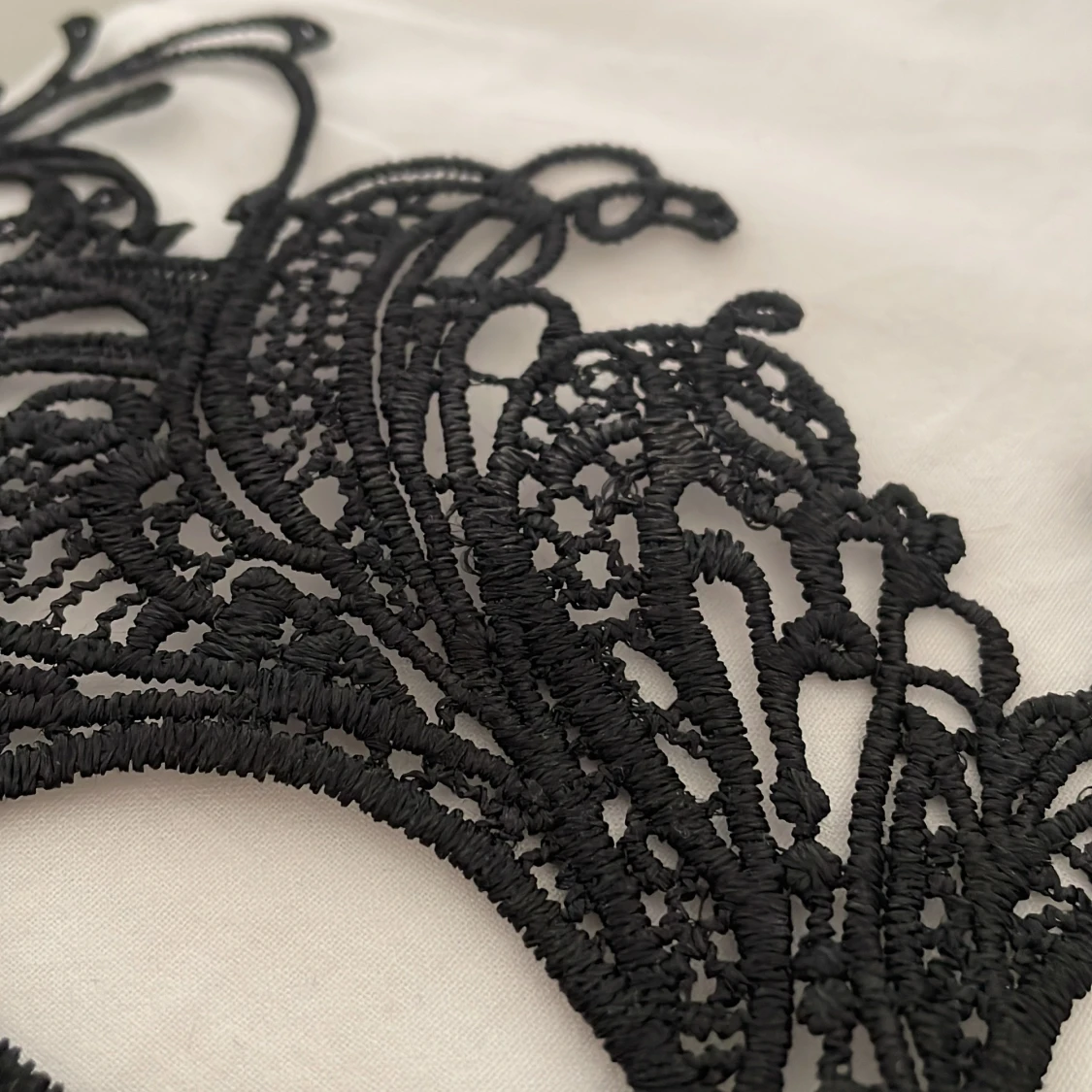 Svart spetsmask - 93